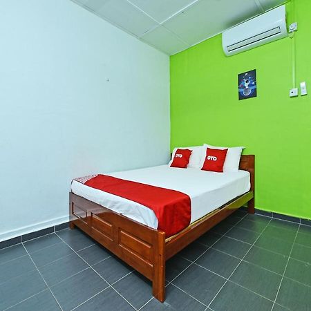 Oyo 90315 Chalet Pantai Rantau Panjang Kuala Rompin Exteriör bild