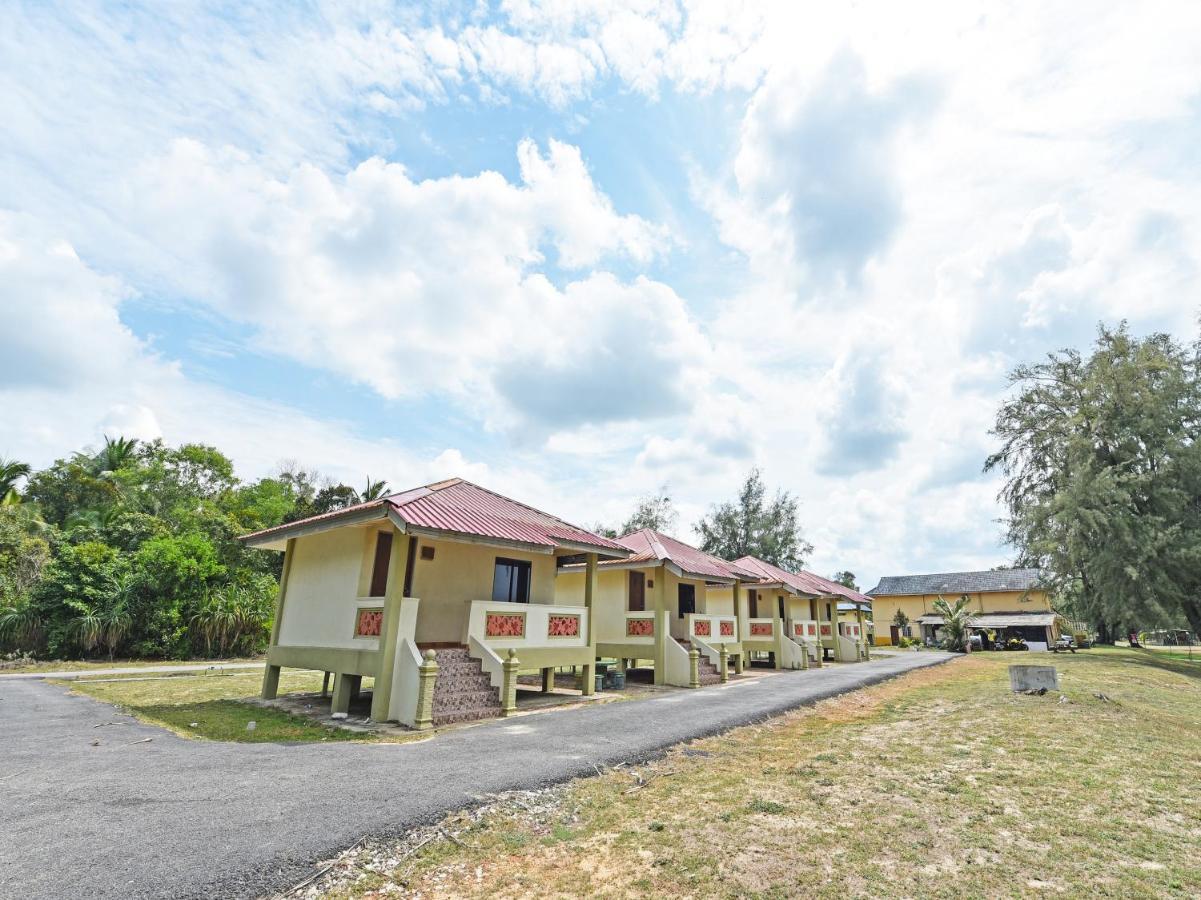Oyo 90315 Chalet Pantai Rantau Panjang Kuala Rompin Exteriör bild