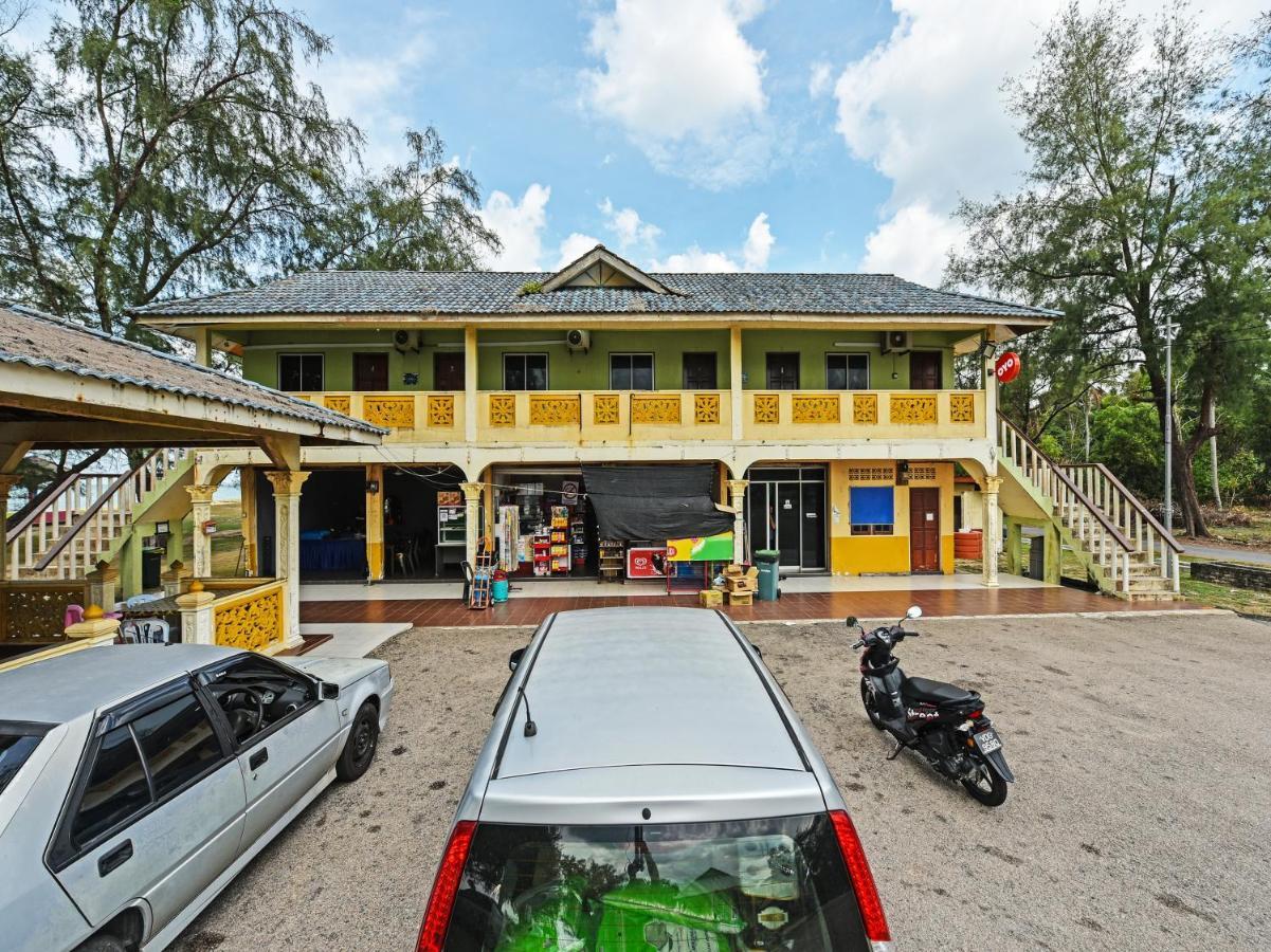 Oyo 90315 Chalet Pantai Rantau Panjang Kuala Rompin Exteriör bild
