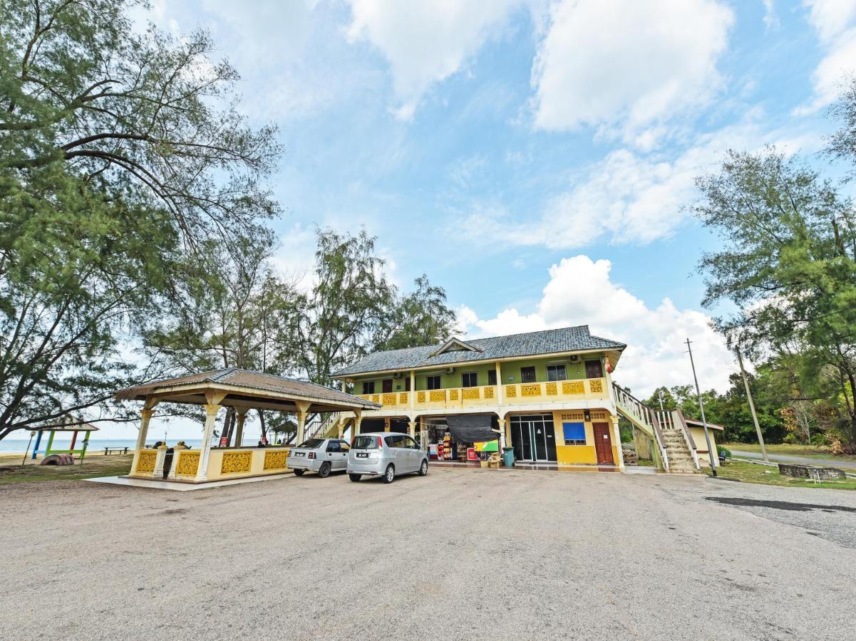 Oyo 90315 Chalet Pantai Rantau Panjang Kuala Rompin Exteriör bild