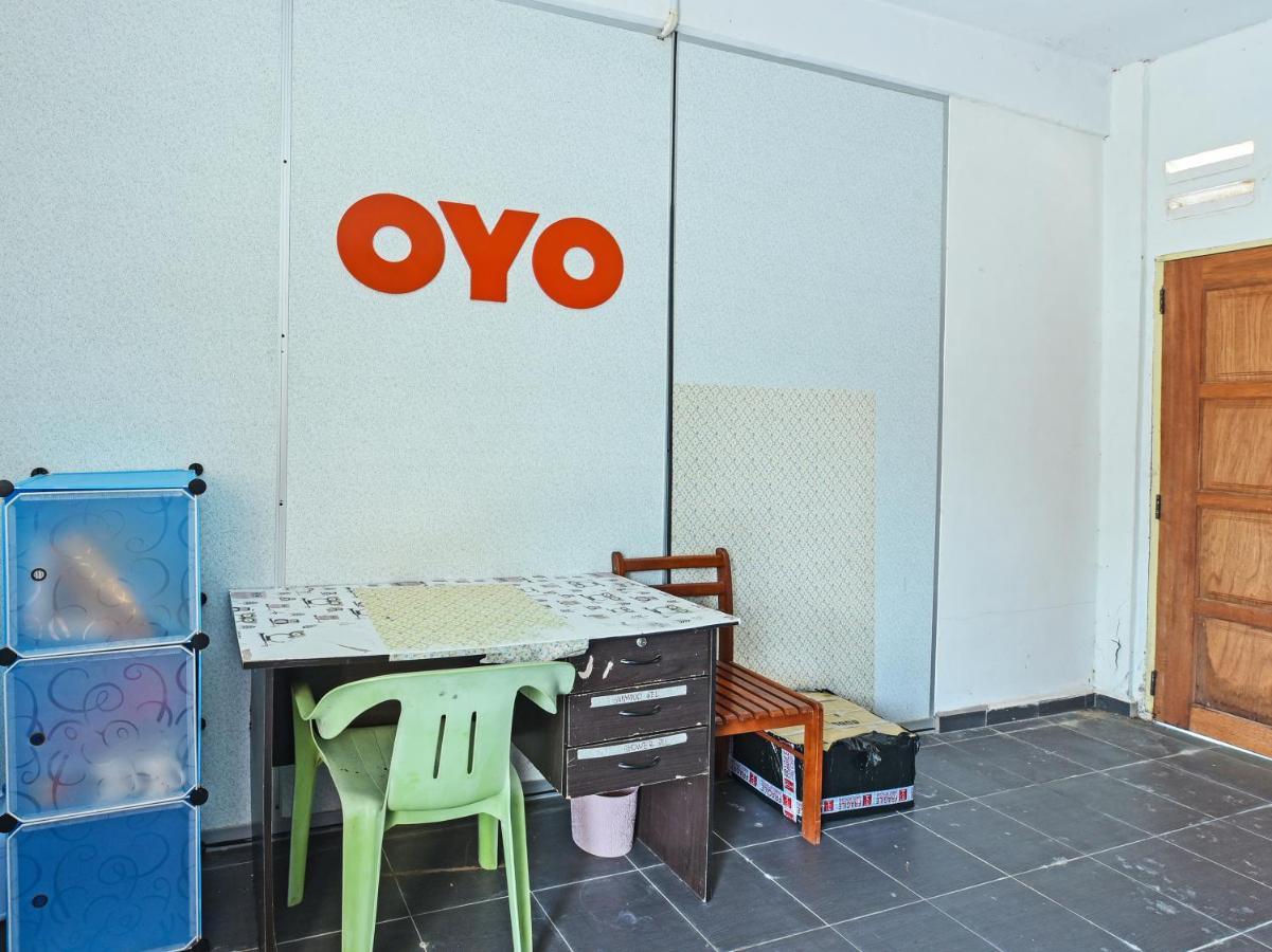Oyo 90315 Chalet Pantai Rantau Panjang Kuala Rompin Exteriör bild