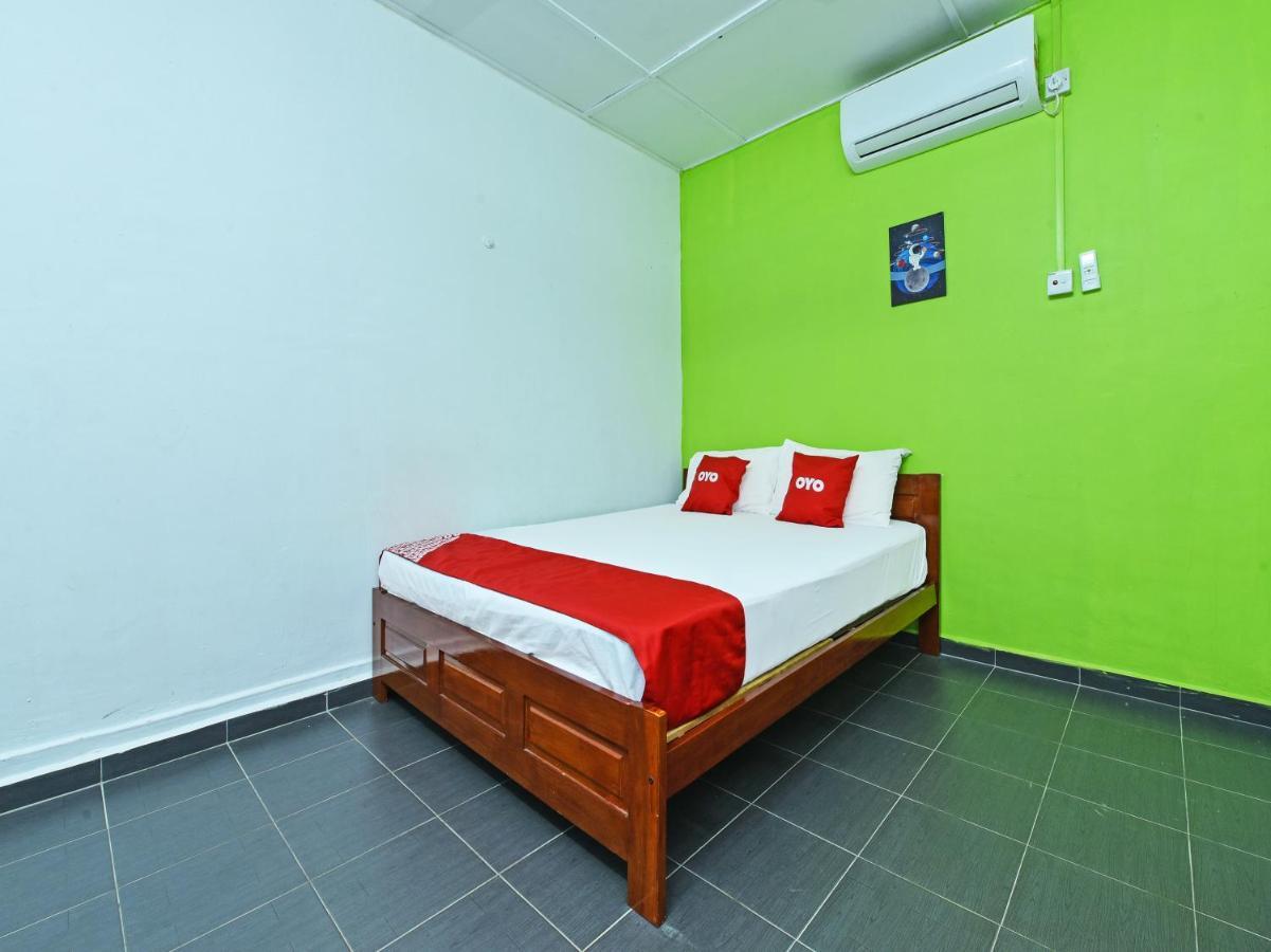 Oyo 90315 Chalet Pantai Rantau Panjang Kuala Rompin Exteriör bild