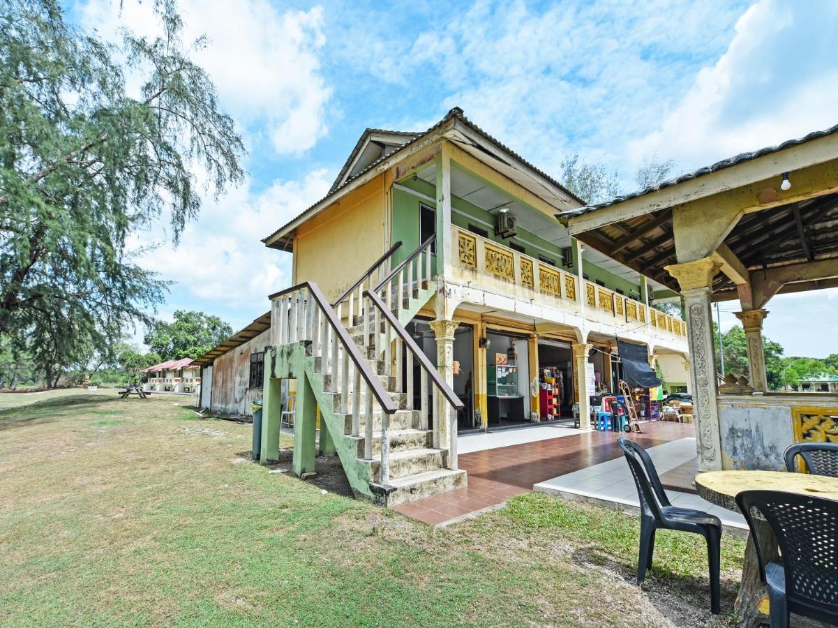 Oyo 90315 Chalet Pantai Rantau Panjang Kuala Rompin Exteriör bild