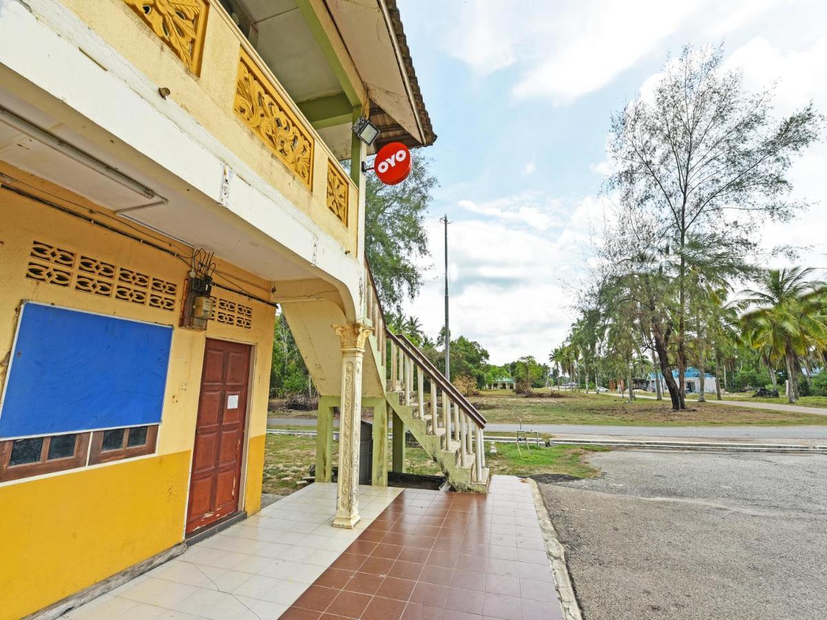 Oyo 90315 Chalet Pantai Rantau Panjang Kuala Rompin Exteriör bild