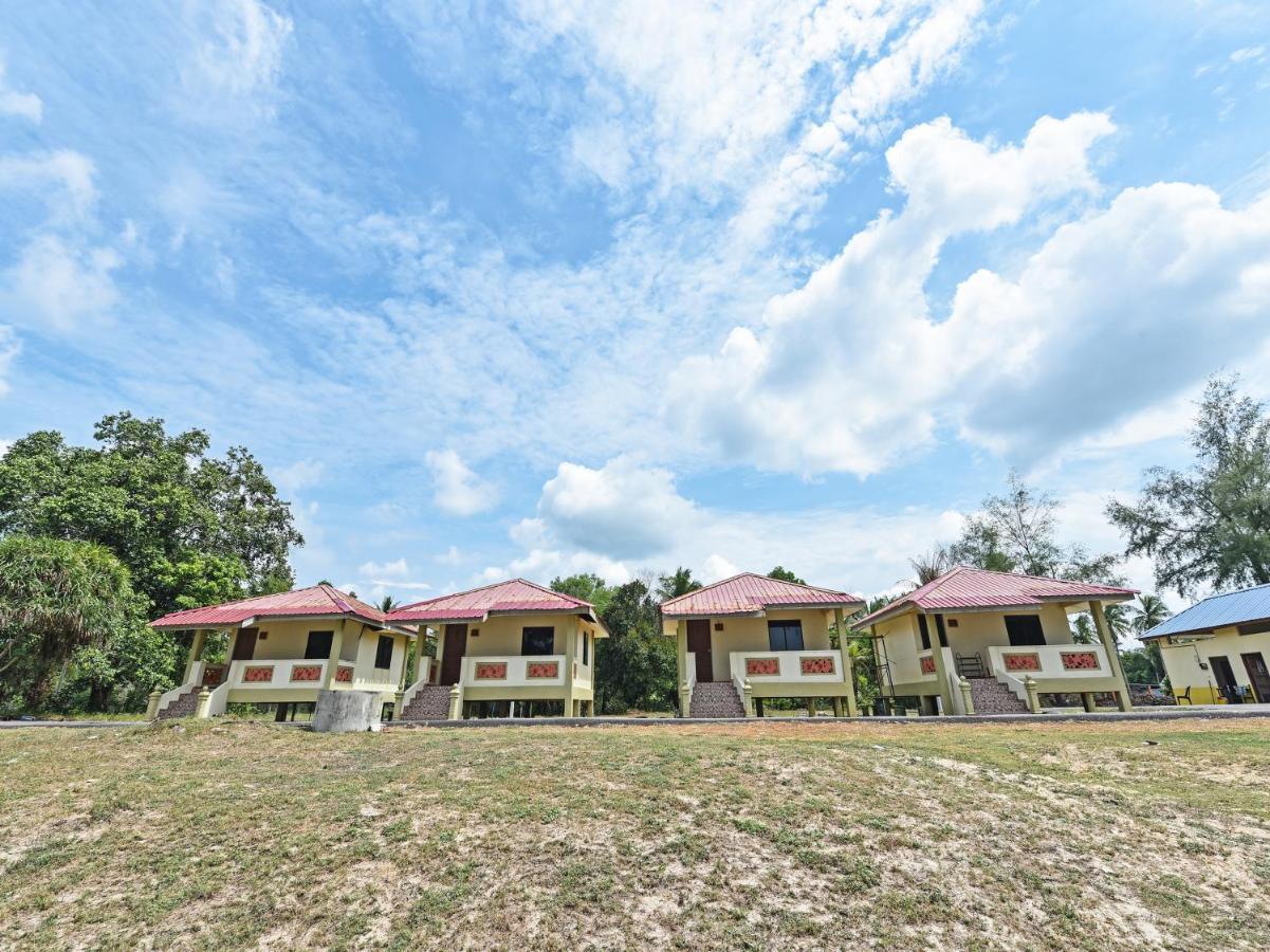 Oyo 90315 Chalet Pantai Rantau Panjang Kuala Rompin Exteriör bild