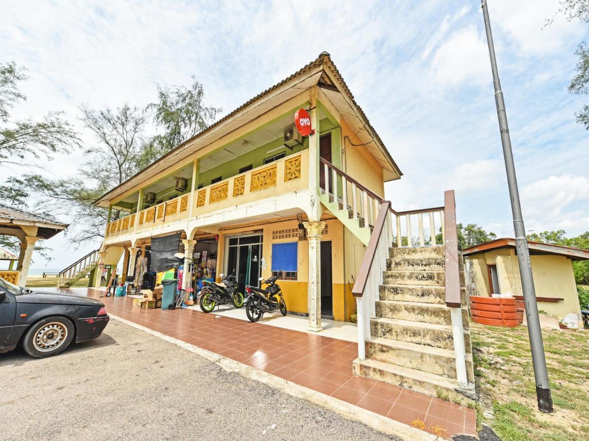 Oyo 90315 Chalet Pantai Rantau Panjang Kuala Rompin Exteriör bild