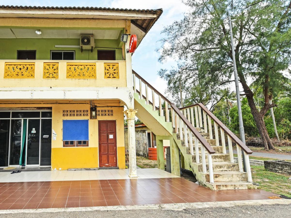 Oyo 90315 Chalet Pantai Rantau Panjang Kuala Rompin Exteriör bild
