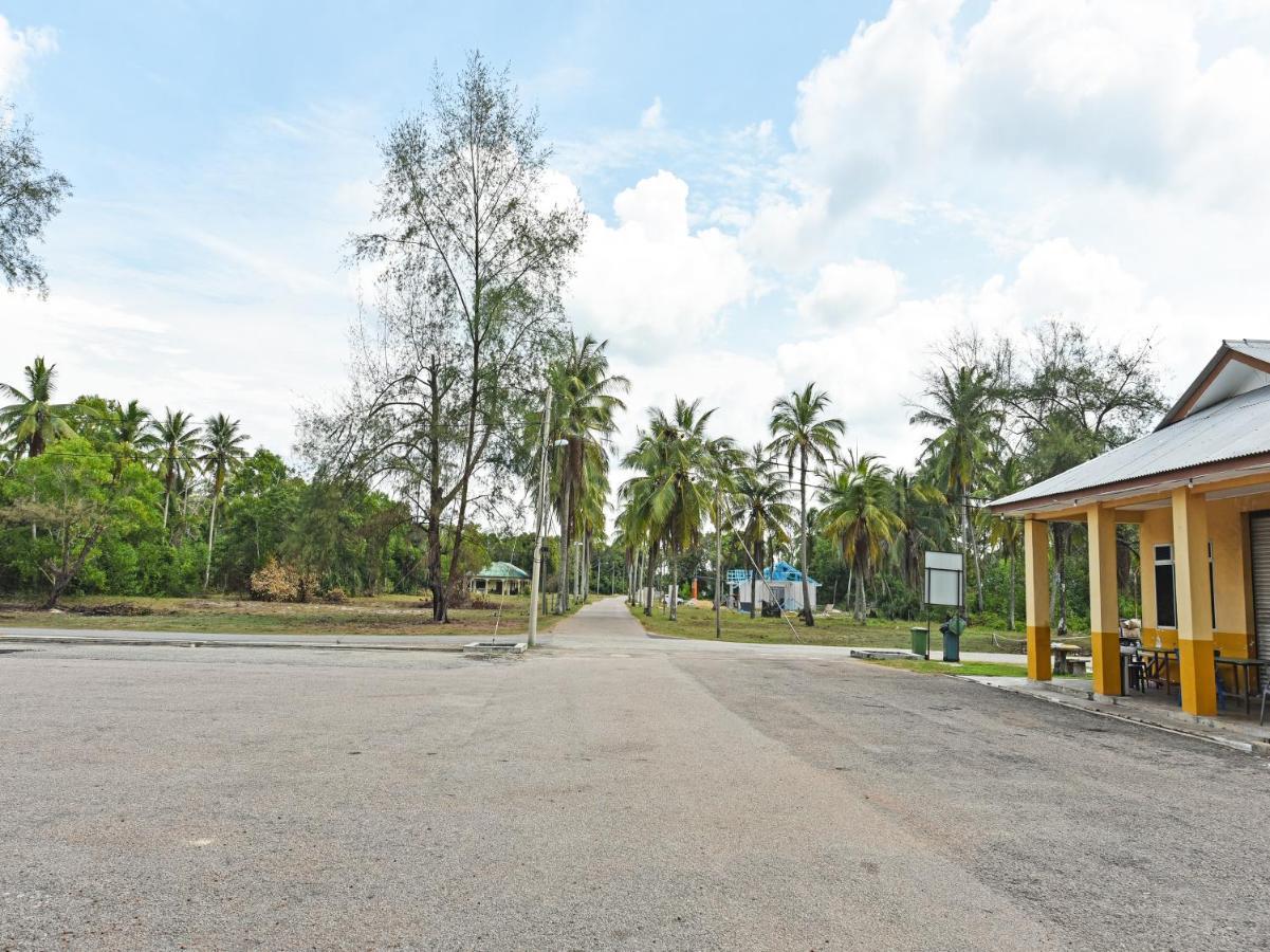 Oyo 90315 Chalet Pantai Rantau Panjang Kuala Rompin Exteriör bild