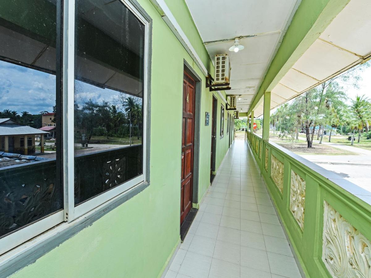 Oyo 90315 Chalet Pantai Rantau Panjang Kuala Rompin Exteriör bild