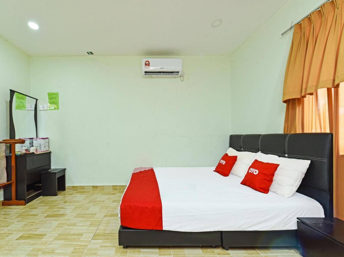Oyo 90315 Chalet Pantai Rantau Panjang Kuala Rompin Exteriör bild